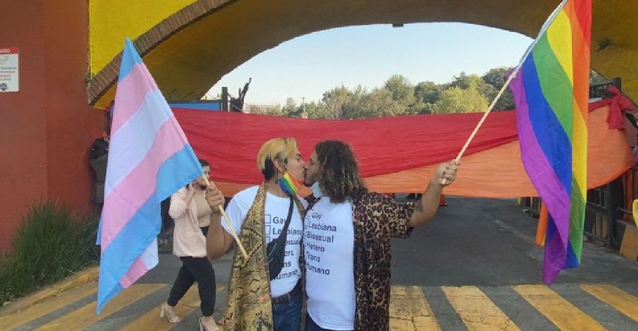 Jóvenes se besaron como forma de protesta. | Foto: cortesía.