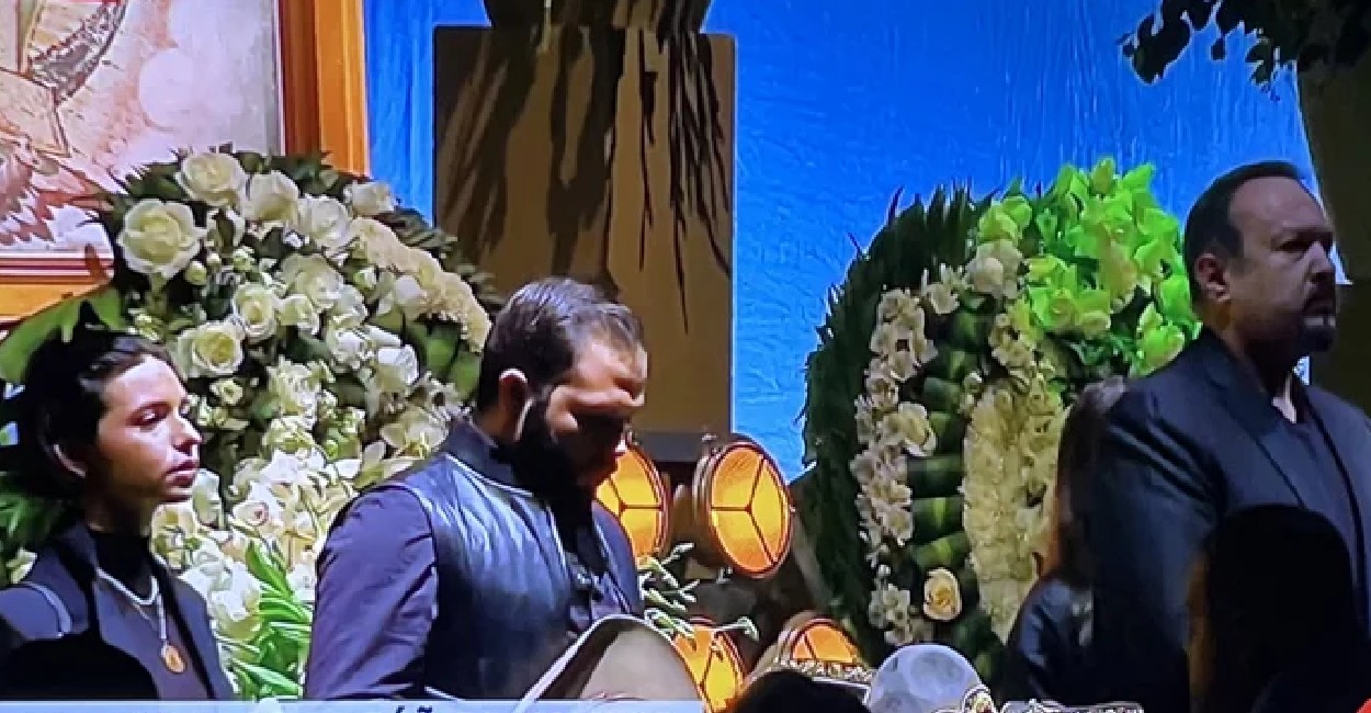 Los Aguilar mostraron respeto frente al altar de Vicente Fernández. | Foto: cortesía.