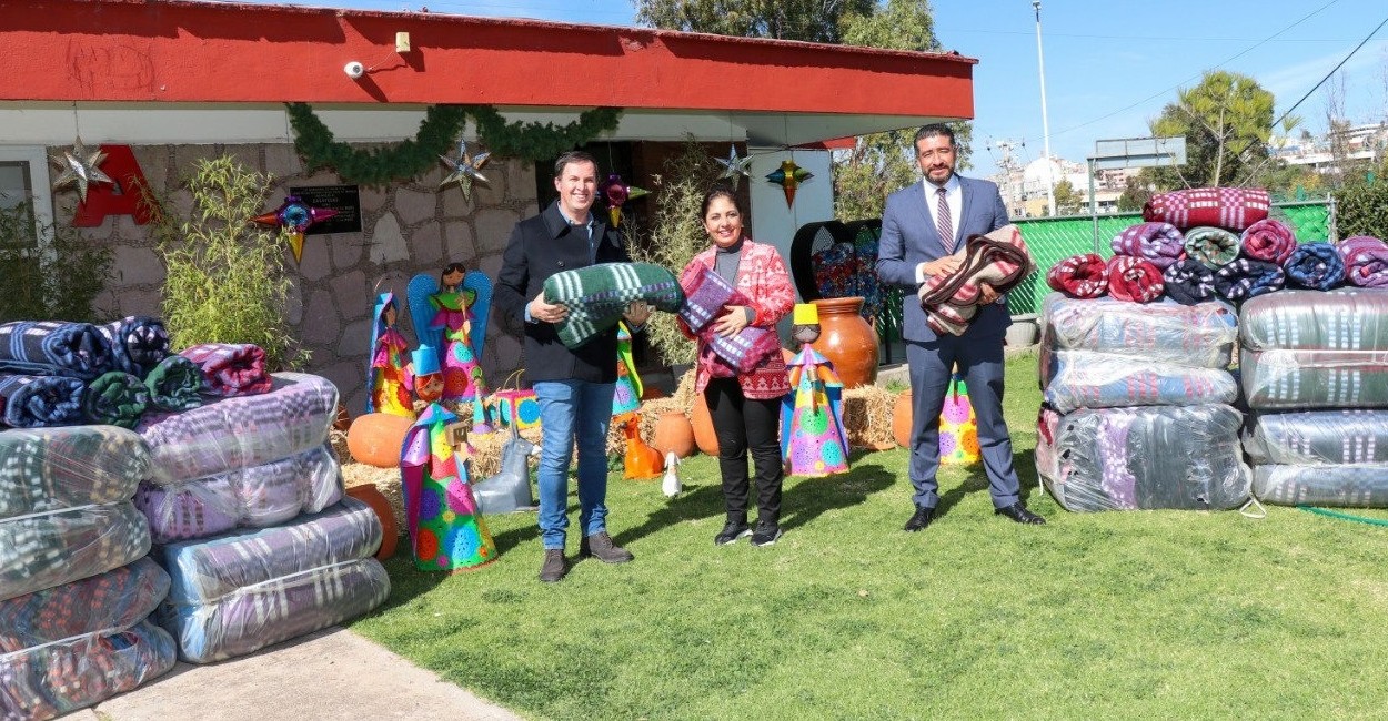 Empresarios zacatecanos donaron un lote de cobijas. | Foto: Cortesía.
