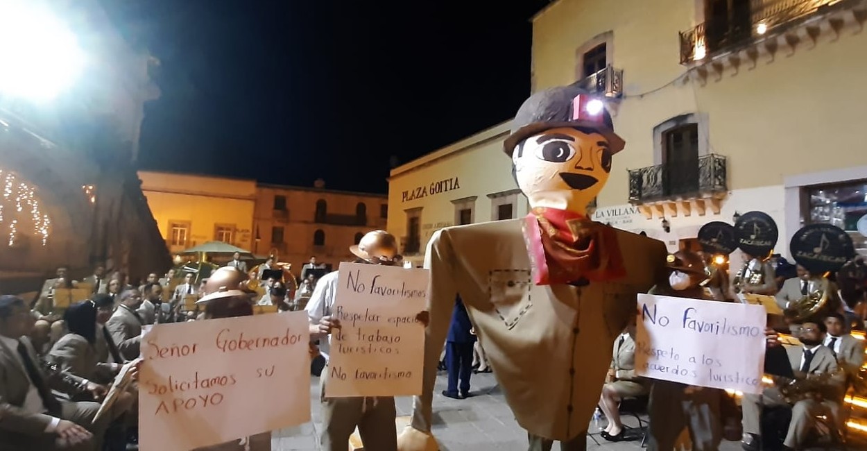 Los prestadores de servicios turísticos se manifestaron en la Avenida Hidalgo y en el concierto de la Banda del Estado. |Foto: Rafael de Santiago. 