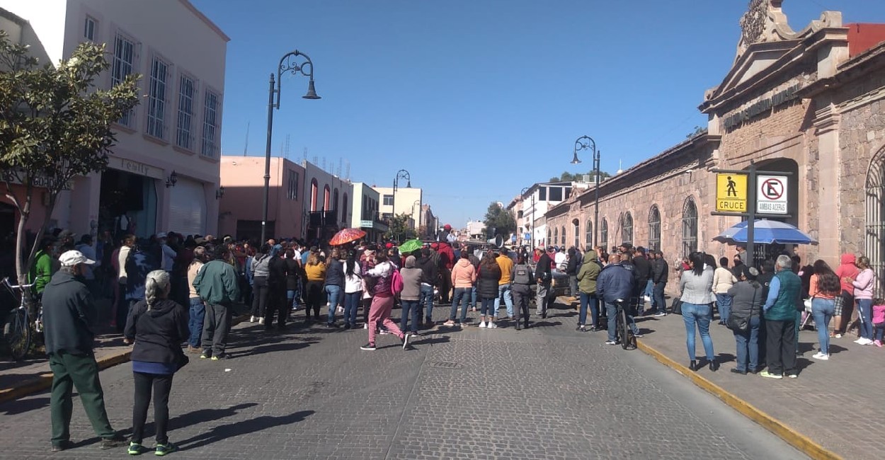 El grupo de ciudadanos cerró la avenida Colegio a Militar cerca de 30 minutos. | Foto: Rafael de Santiago.