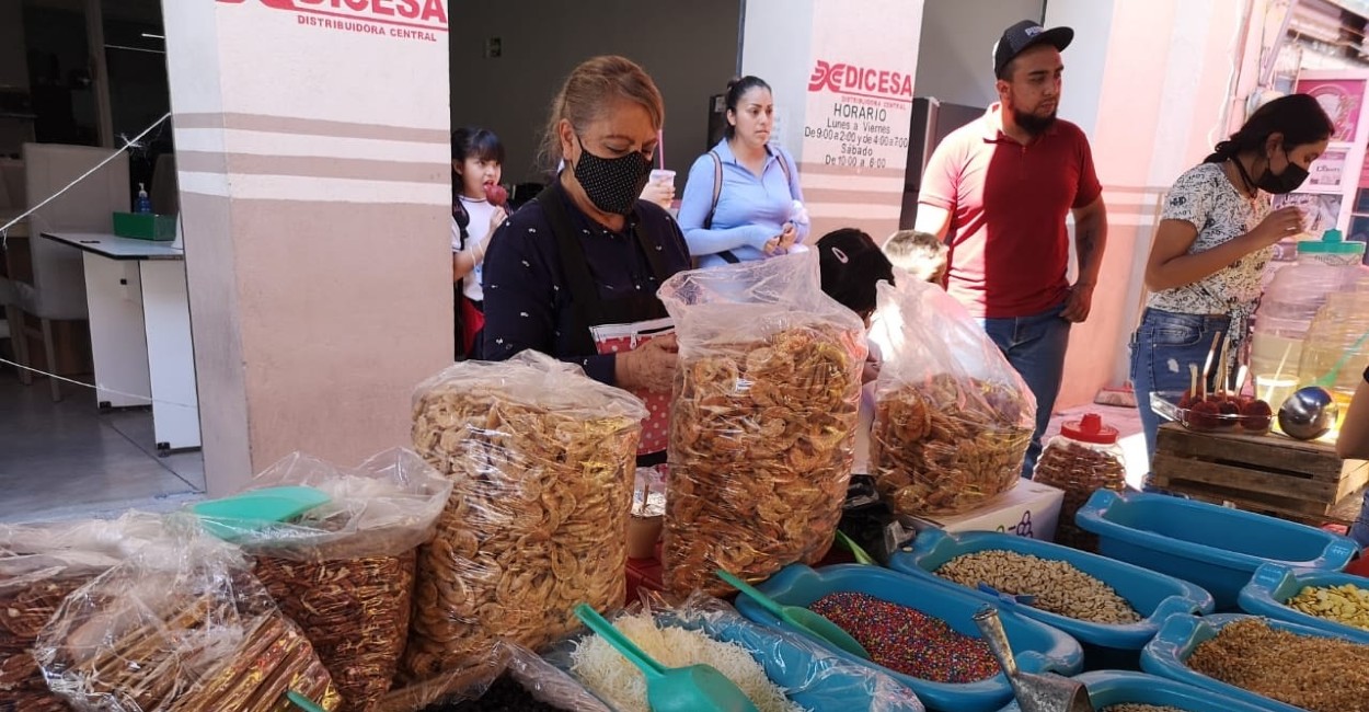 Cerca de 23 comerciantes venden comida de cuaresma. | Fotos: Ángel Martínez.