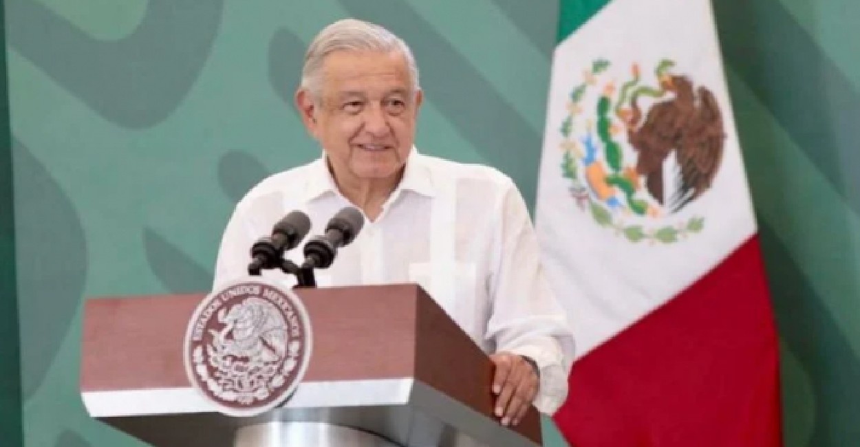 Presidente Andrés Manuel López Obrador hablando frente a micrófono.