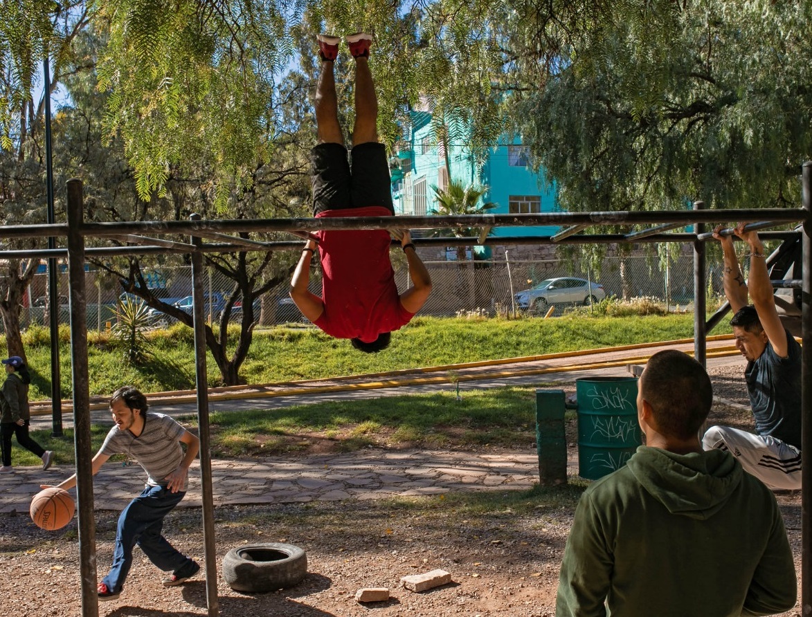 Jovenes hacen parque de calistenia en La Calera
