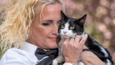 Mujer se casa con su gato