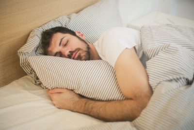 ¿Por qué debería dormir sobre el lado izquierdo?