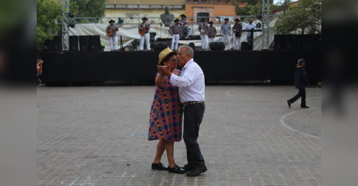 Las parejas se enamoran una vez más en la pista de baile. / Foto: Carlos Montoya