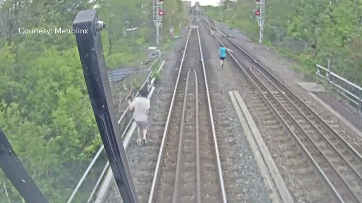 Video: Adolescentes juegan en las vías del tren y casi mueren atropellados