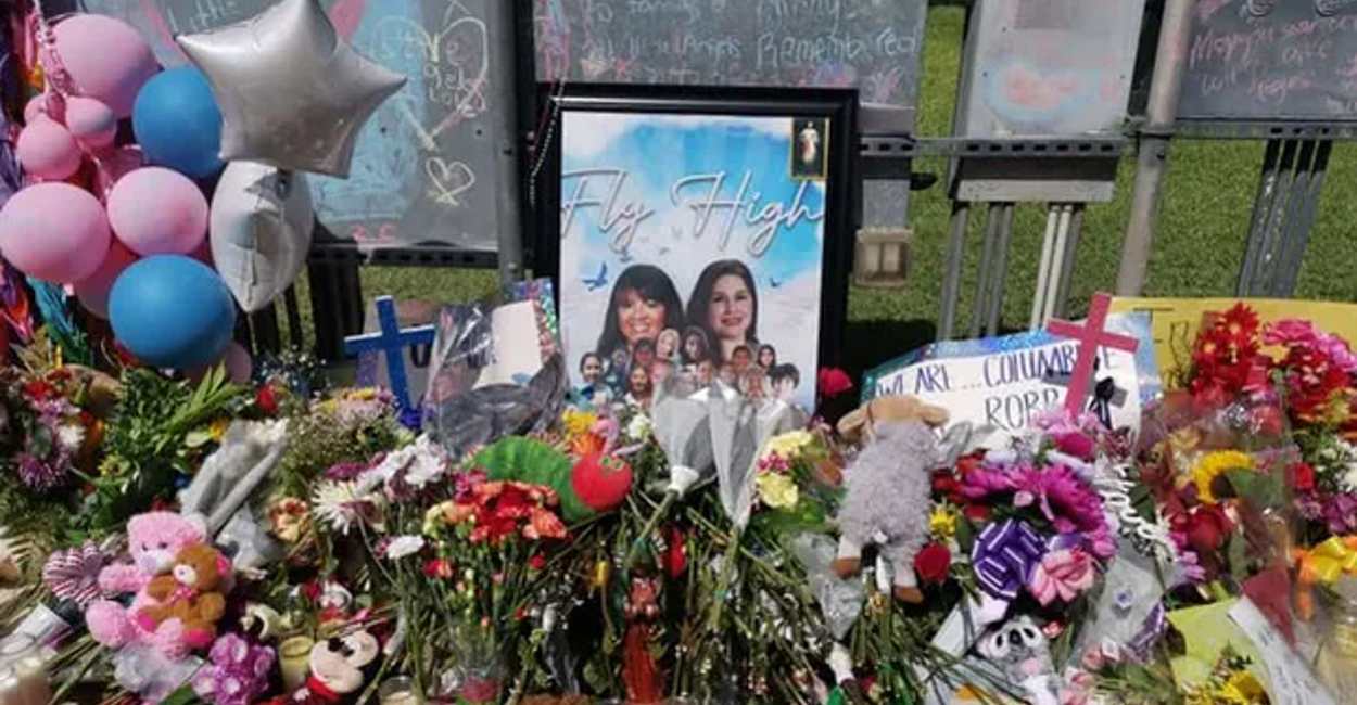 Amigos, familiares y vecinos colocaron flores y velas en el memorial a las víctimas. | Foto: Cortesía.