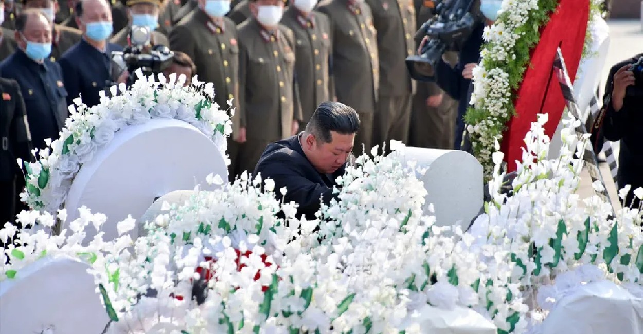 Kim Jong-un asiste a funeral sin cubrebocas