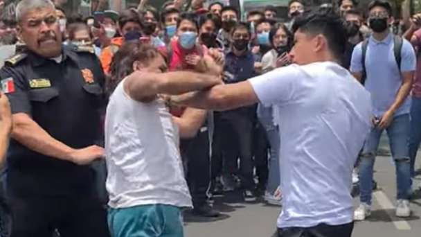  Alumno y maestro de la Eisme Zacatenco se pelean en avenida de CDMX