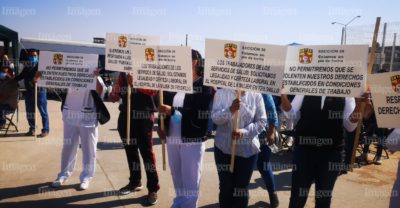 El personal exige sus derechos con carteles y pancartas