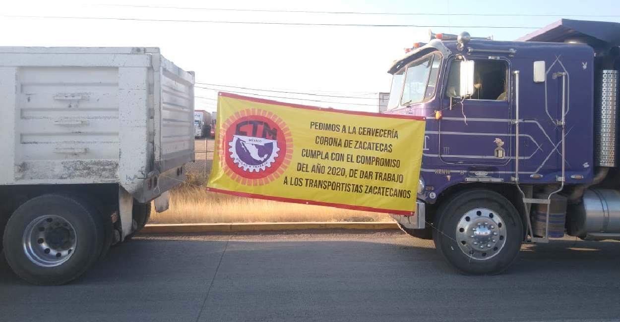 Camiones de los transportistas con lonas de la manifestación
