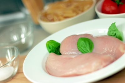 ¿Por qué no se debe lavar el pollo crudo antes de cocinarlo?