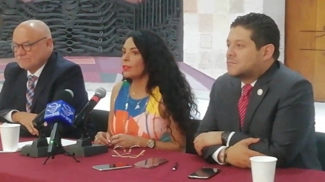 Priscila Benítez, diputada local, acompañada de Enrique Laviada y Xerardo Ramírez. 