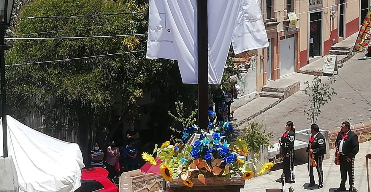 En la Calle del Ángel se ofició una misa en la Santa Cruz. |Foto: Rafael de Santiago. 