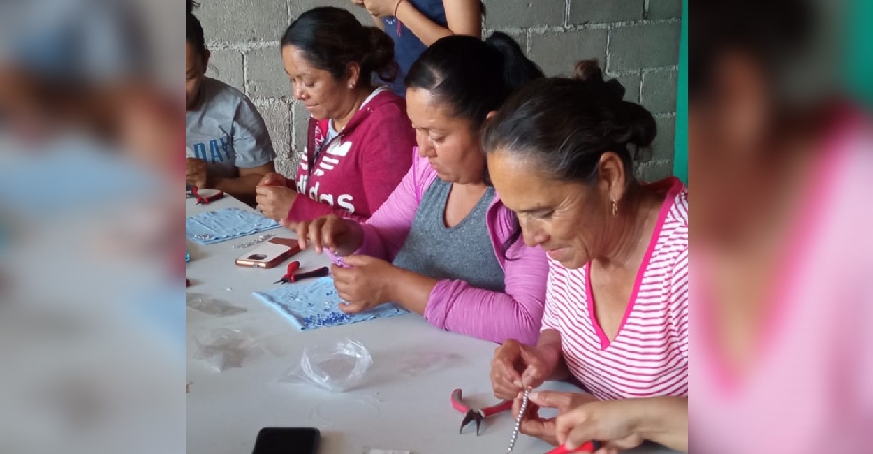 Las habitantes de La Esperanza aprendieron a elaborar bisutería. / Foto: Cortesía