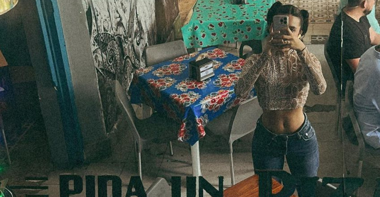 Ángela Aguilar robó miradas al mostrar su diminuta cintura con apretado jean