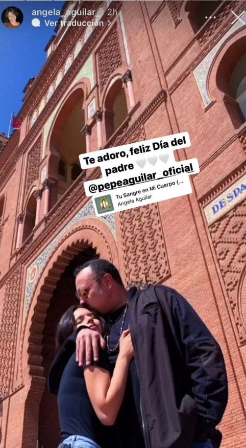 Ángela Aguilar y Pepe Aguilar abrazados