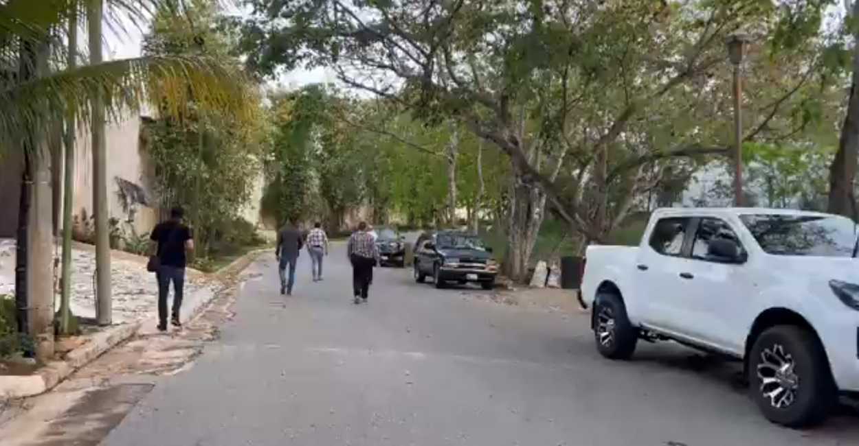 Alrededores de la casa de Alejandro Moreno Cárdenas, son inspeccionadas por la Fiscalía de Campeche. | Foto: Cortesía.