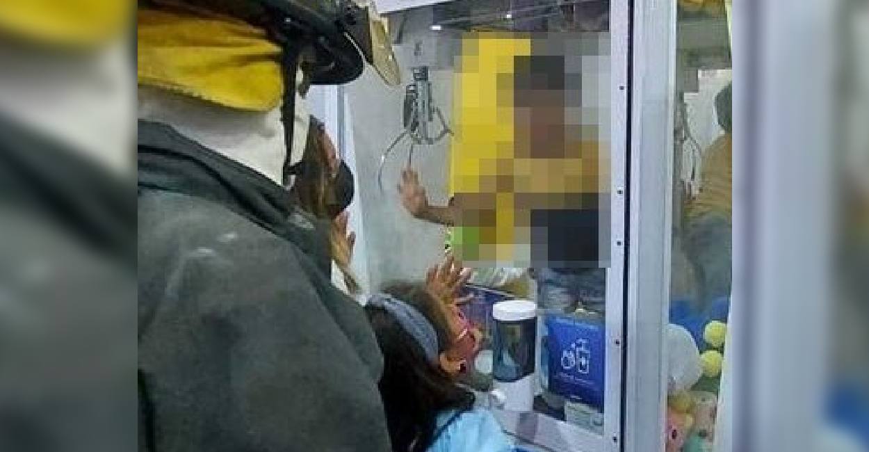Los bomberos compartieron la imagen del niño atrapado en la máquina. | Foto: Cortesía.