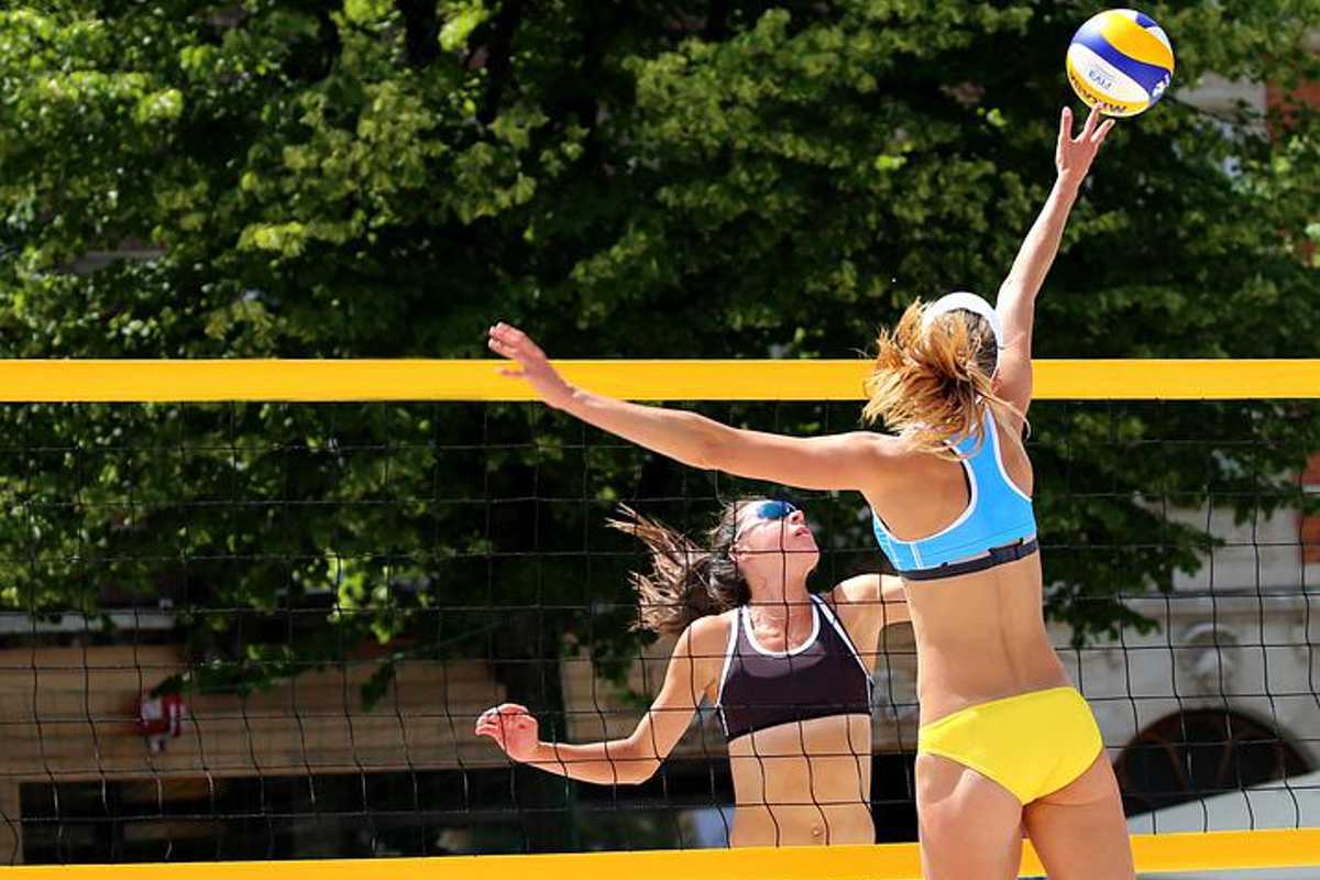 Chicas jugando Voleibol de Playa