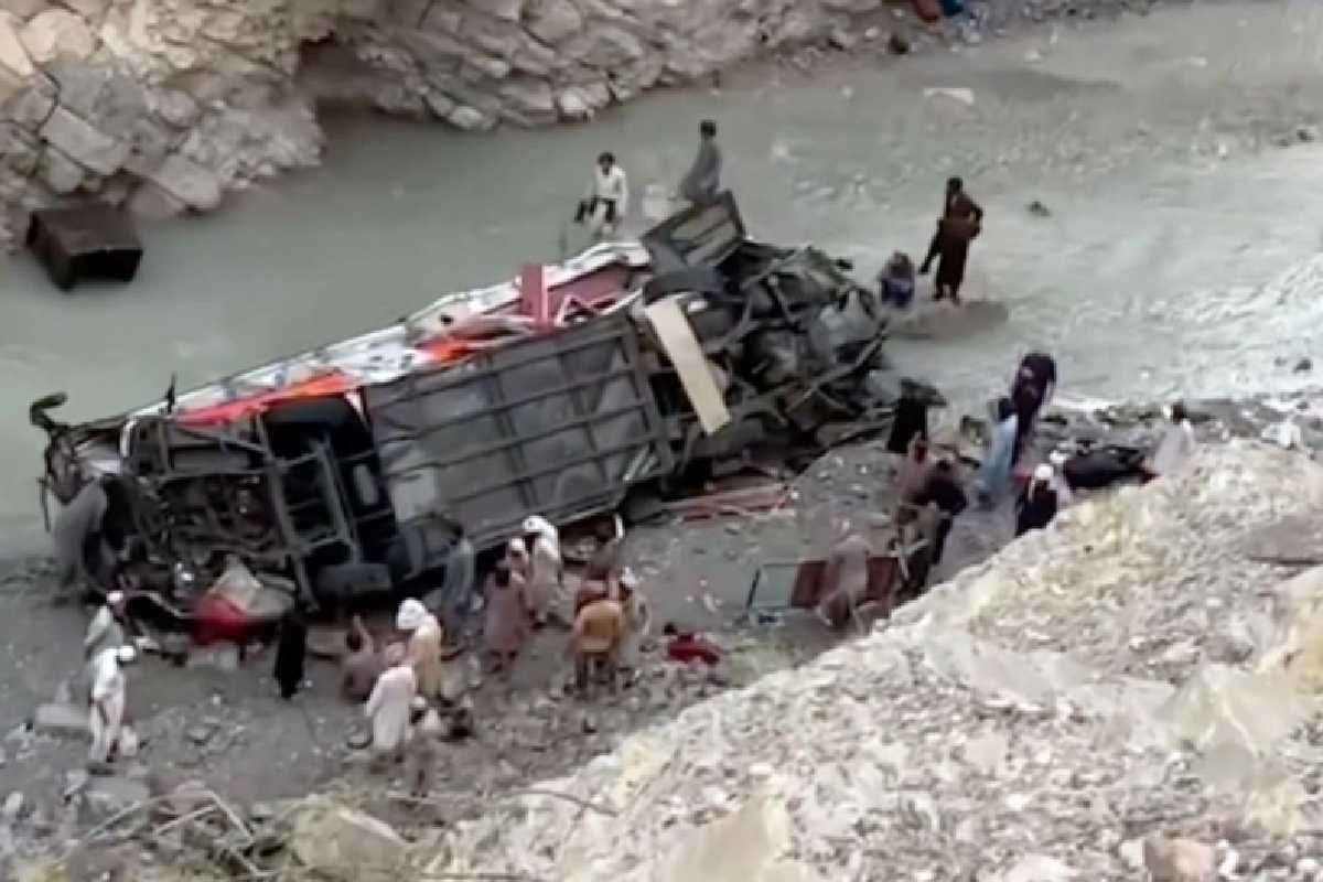 Autobús cae en barranco en Pakistán