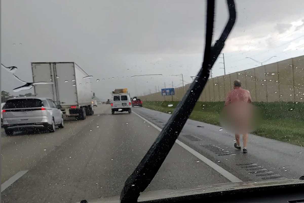 Hombre sin ropa corriendo por una carretera