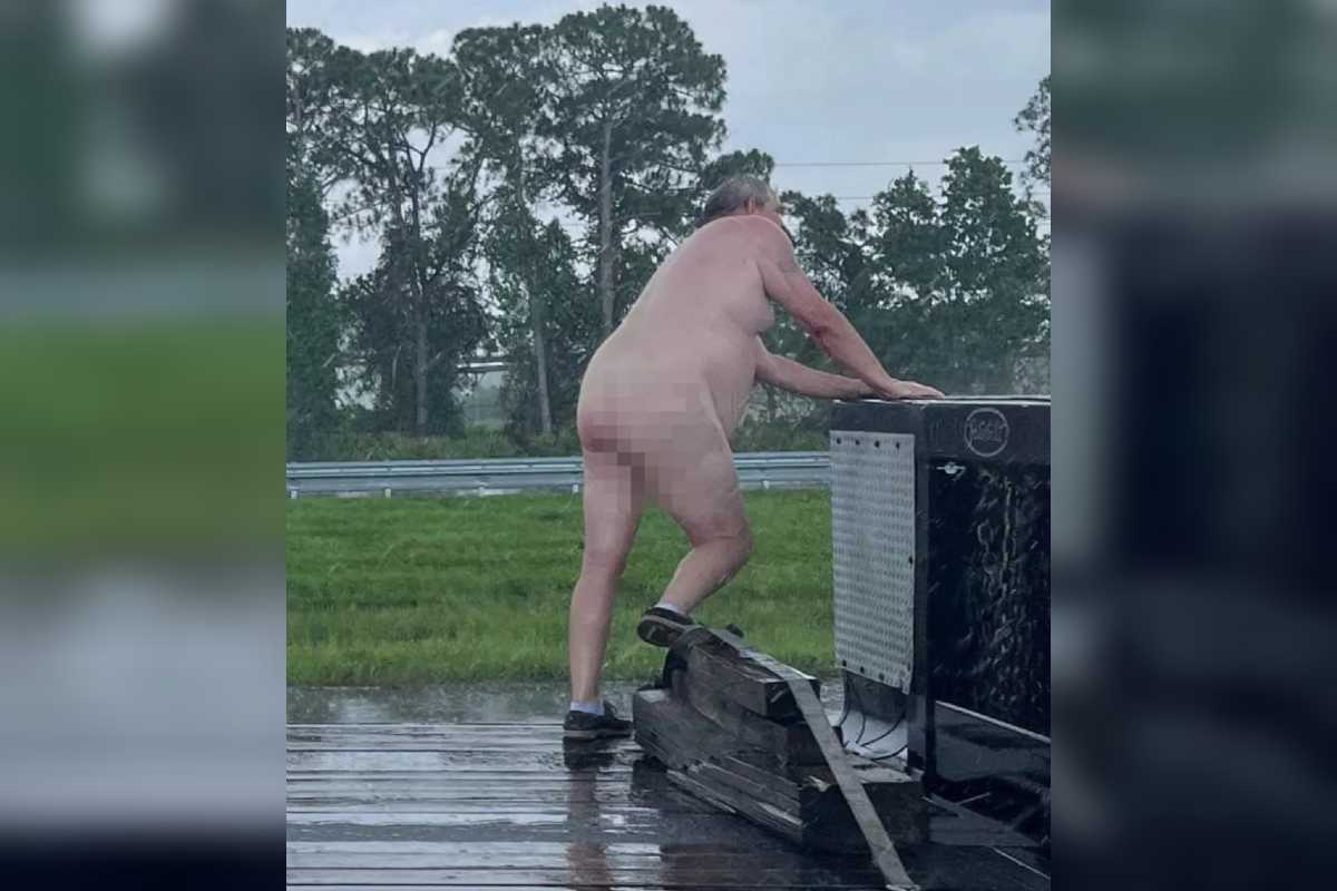 Hombre sin ropa Corriendo por una carretera en Florida.