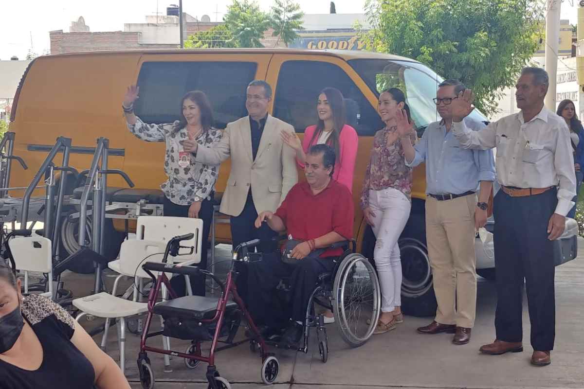 Jerezanos migrantes donaron sillas de rueda, credenciales 
 y tarjetones para discapacitados. | Foto: Silvia Vanegas.