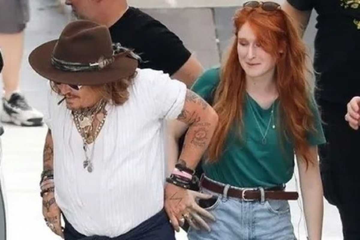 Johnny Depp y misteriosa mujer pelirroja