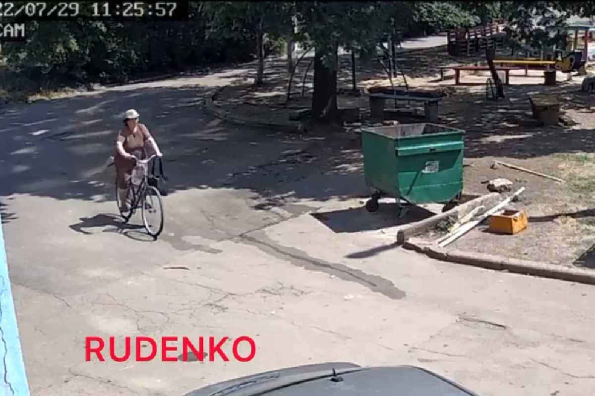 La mujer en bicicleta que paseaba en las calles de Ucrania se salvó de ser alcanzada por un misil.