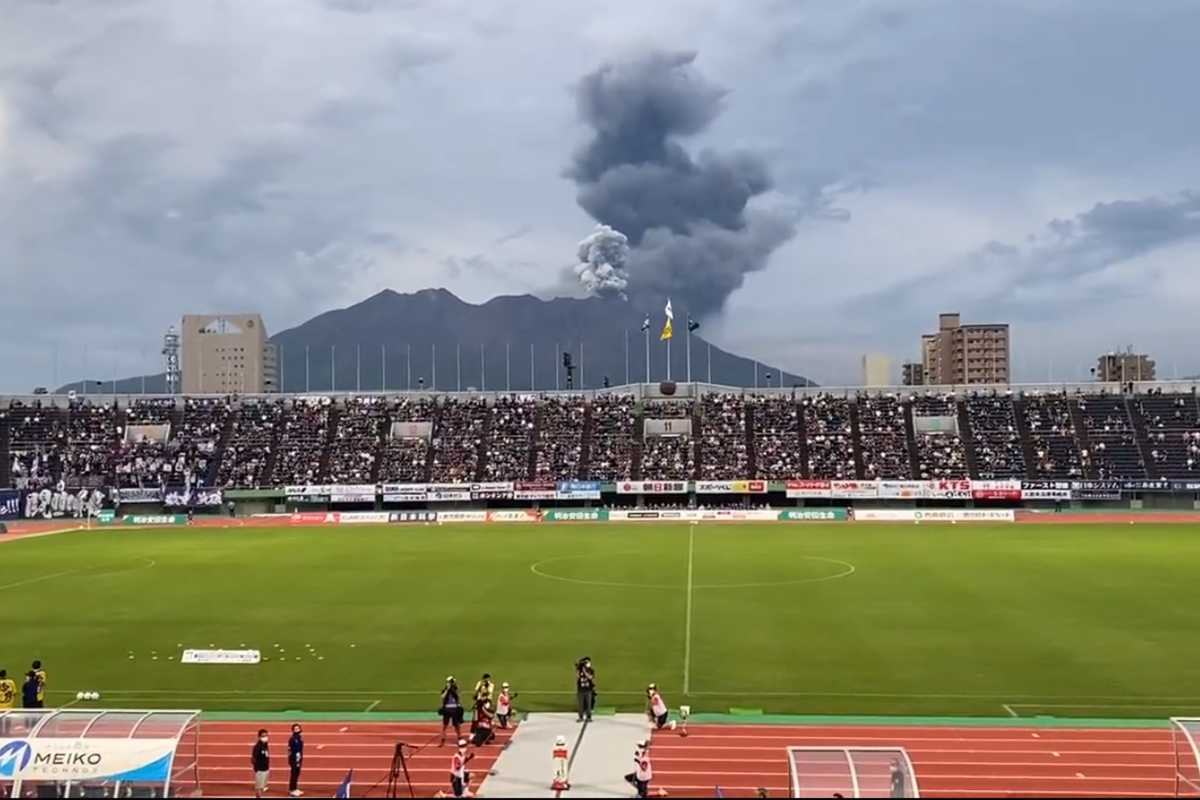Volcán hace erupción en pleno partido de fútbol