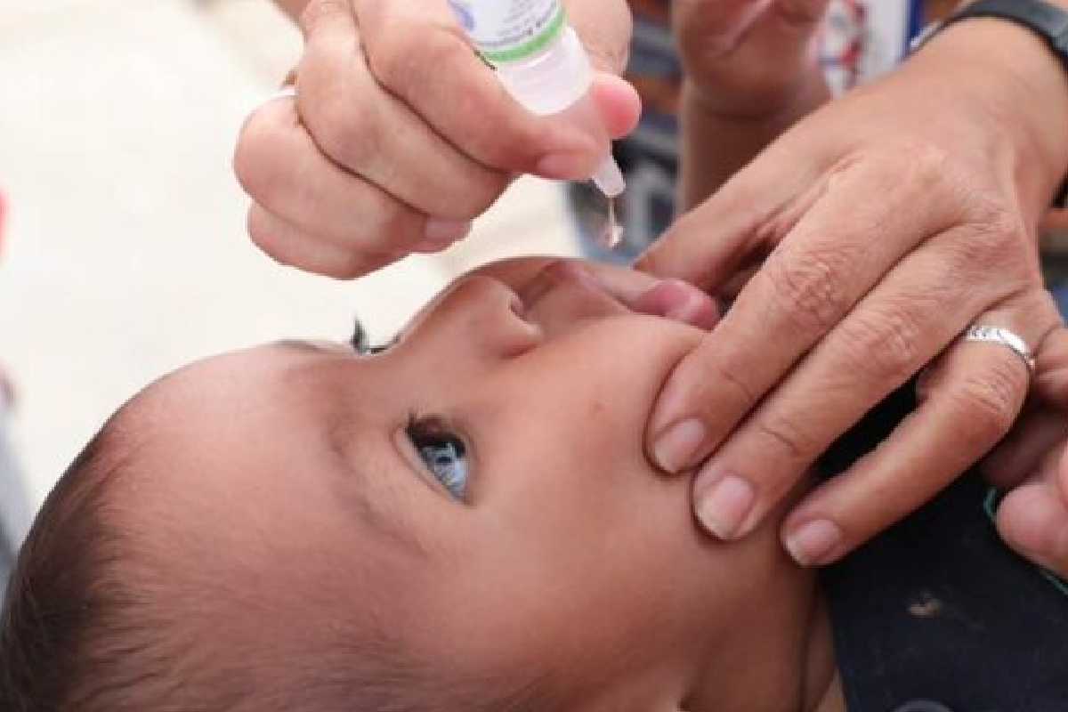 Dan dosis de vacuna contra la poliomielitis