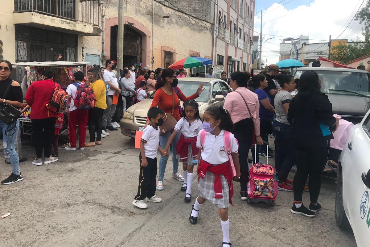 Pese al temor de salir a la calle, los padres de familia llevaron a los menores a los centros educativos. / Foto: Ángel Martínez
