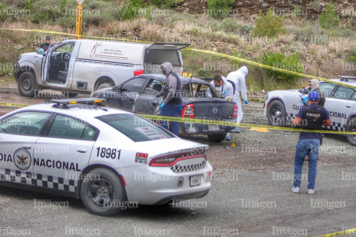 Localizan cadáveres de dos hombres al interior de un vehículo en Zacatecas