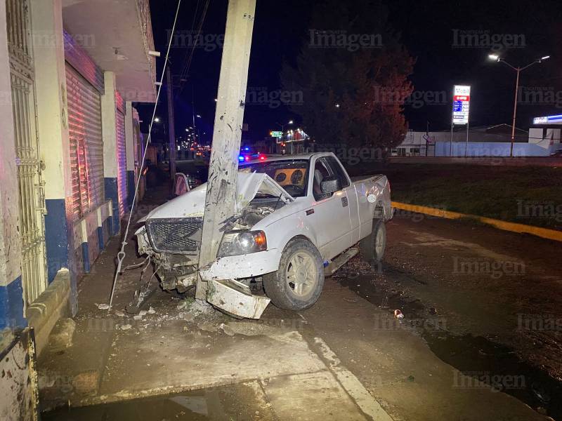 El conductor perdió el control y se estrelló contra un poste. | Foto: Imagen de Zacatecas.