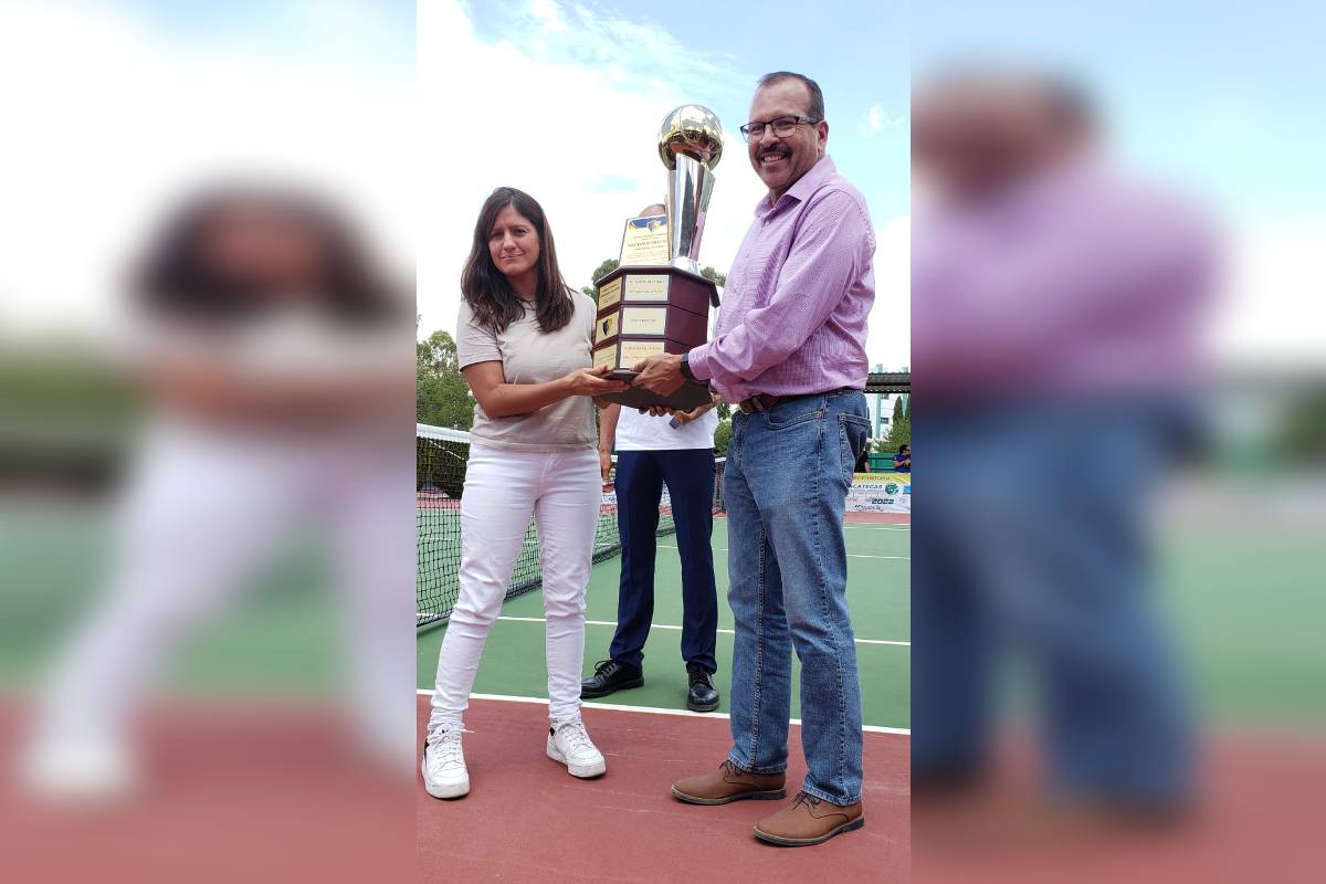 El titular del INCUFIDEZ Javier Núñez entregó el hermoso trofeo que hizo llegar el Club Deportivo Potosino.