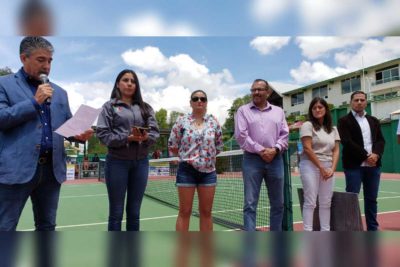 Martha Vianey López Herrera Presidenta del Club Social y Deportivo de Zacatecas, flanqueada por los invitados especiales a la ceremonia en homenaje a Juan Manuel de la Rosa.