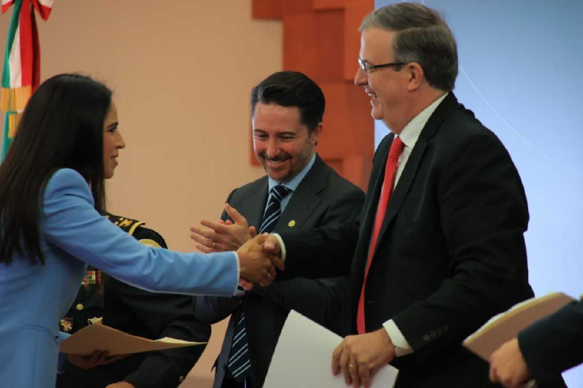 Karen Díaz recibe un reconocimiento de Marcelo Ebrard