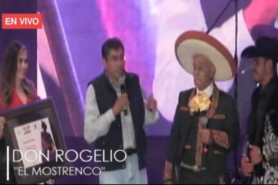 Saul Monreal entrega reconocimiento a Don Rogelio Veyna