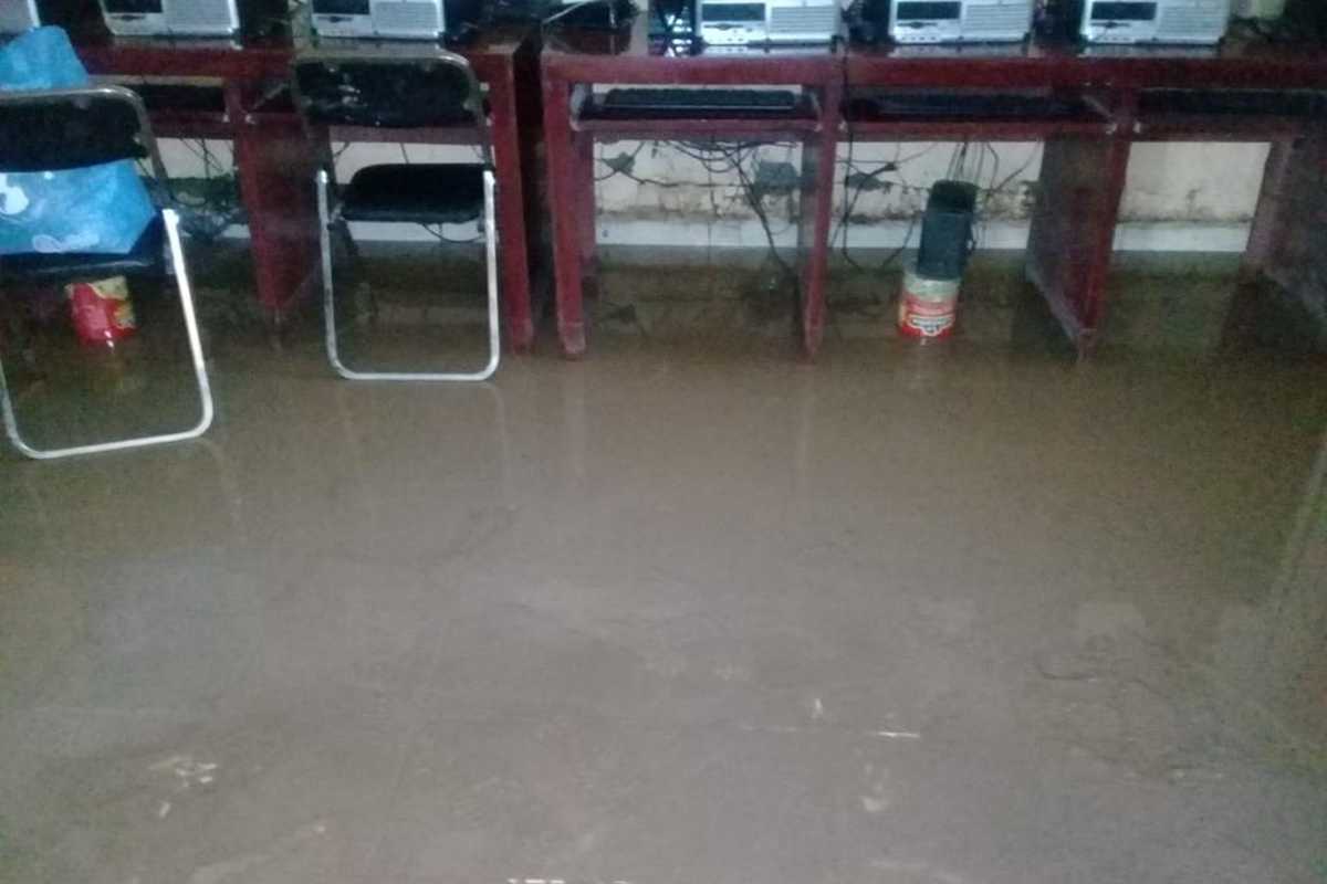 Se inunda una biblioteca