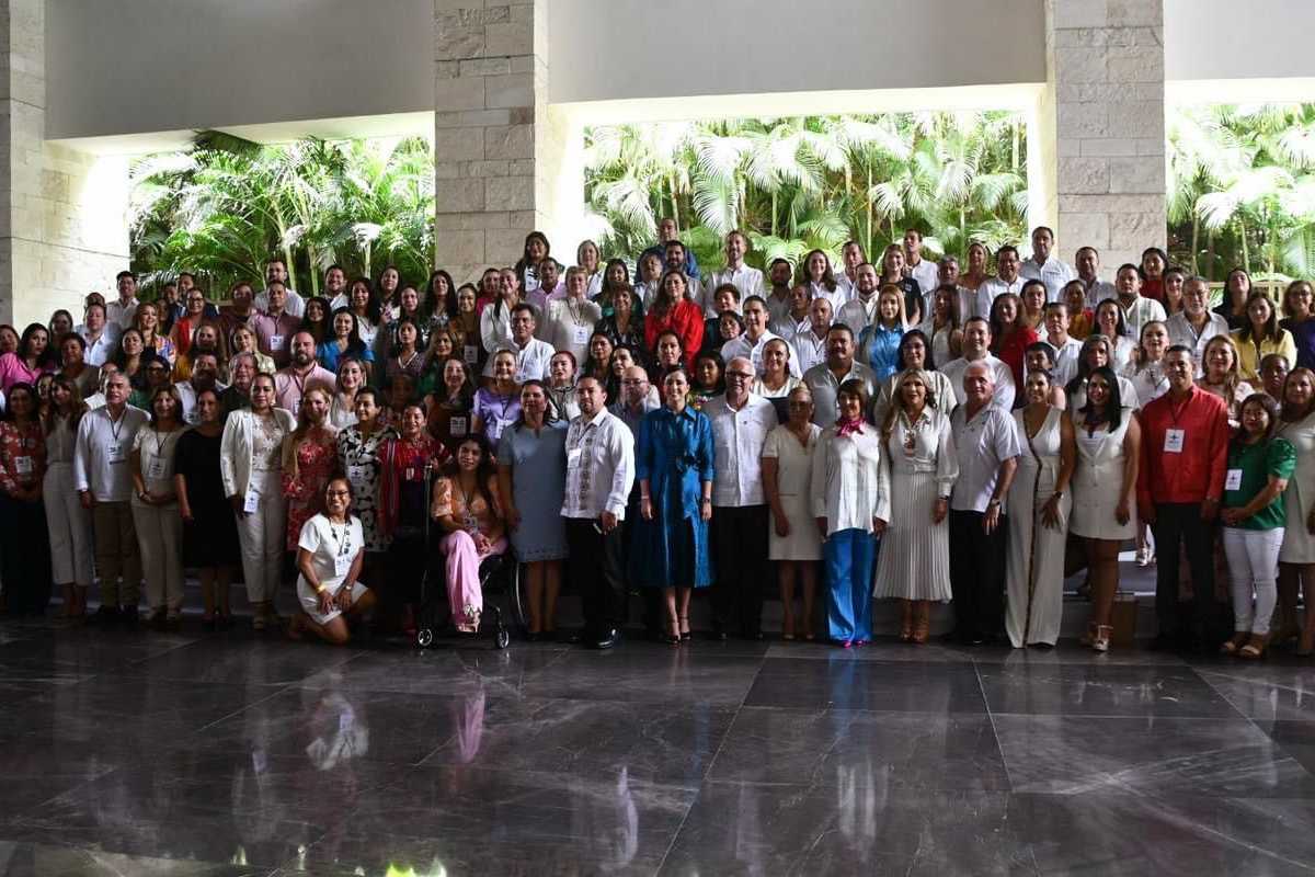 Foto oficial de los diputados que asistieron a la XV conferencia permanente de congresos locales