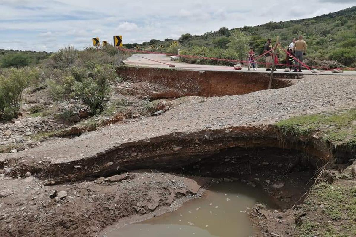 Las lluvias causaron fuertes daños en un camino que quedó intransitable. / Foto: Ángel Martínez