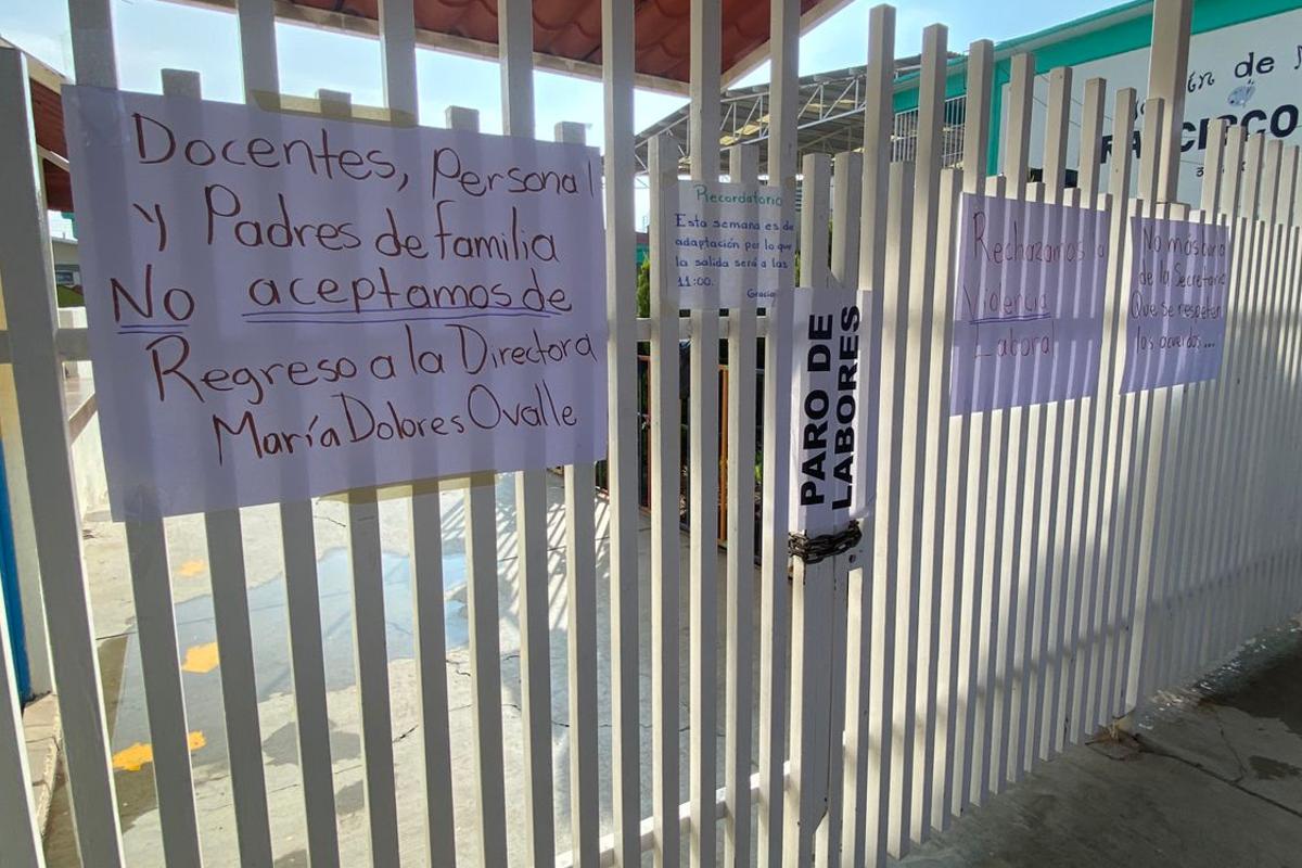 Los docentes y padres de familia continuarán con la toma de las instalaciones hasta que las autoridades educativas solucionen el problema. / Foto: Ángel Martínez