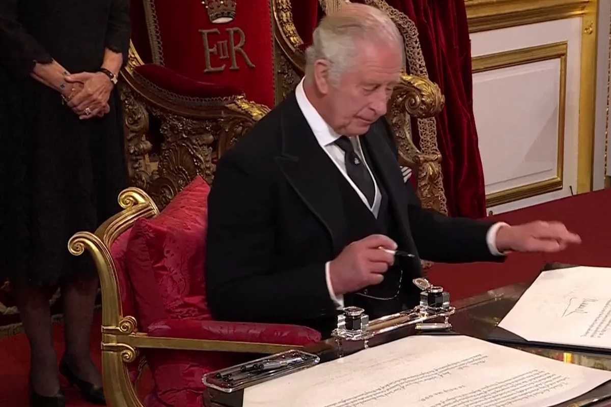 El rey Carlos III maltrata a la servidumbre real. | Foto: Cortesía.