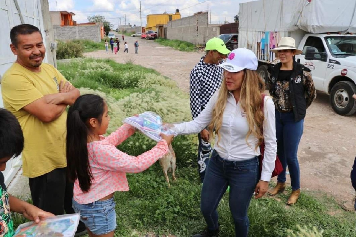 En los últimos días Pérez Vázquez ha entregado 200 de estos paquetes educativos a niños de las colonias México y Nueva Esperanza. | Foto: Cortesía.