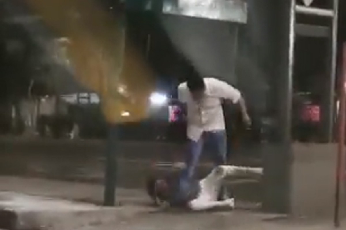 Hombre golpea a una mujer