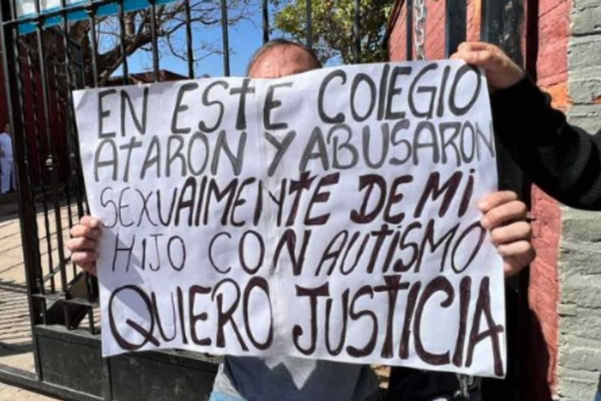 Los padres del niño autista abusado y torturado en Argentina se manifestaron en el colegio. | Foto: Cortesía.