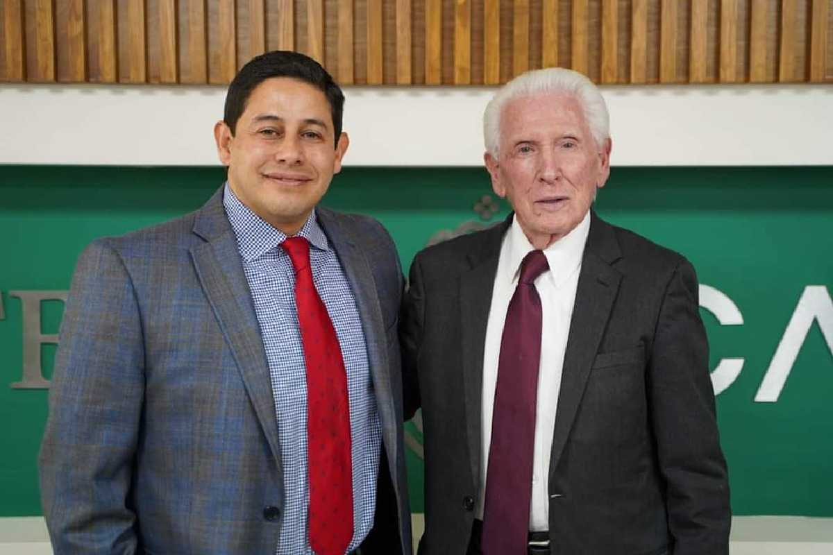 El alcalde Jorge Miranda reconoció la trayectoria del juez. |Foto: Cortesía